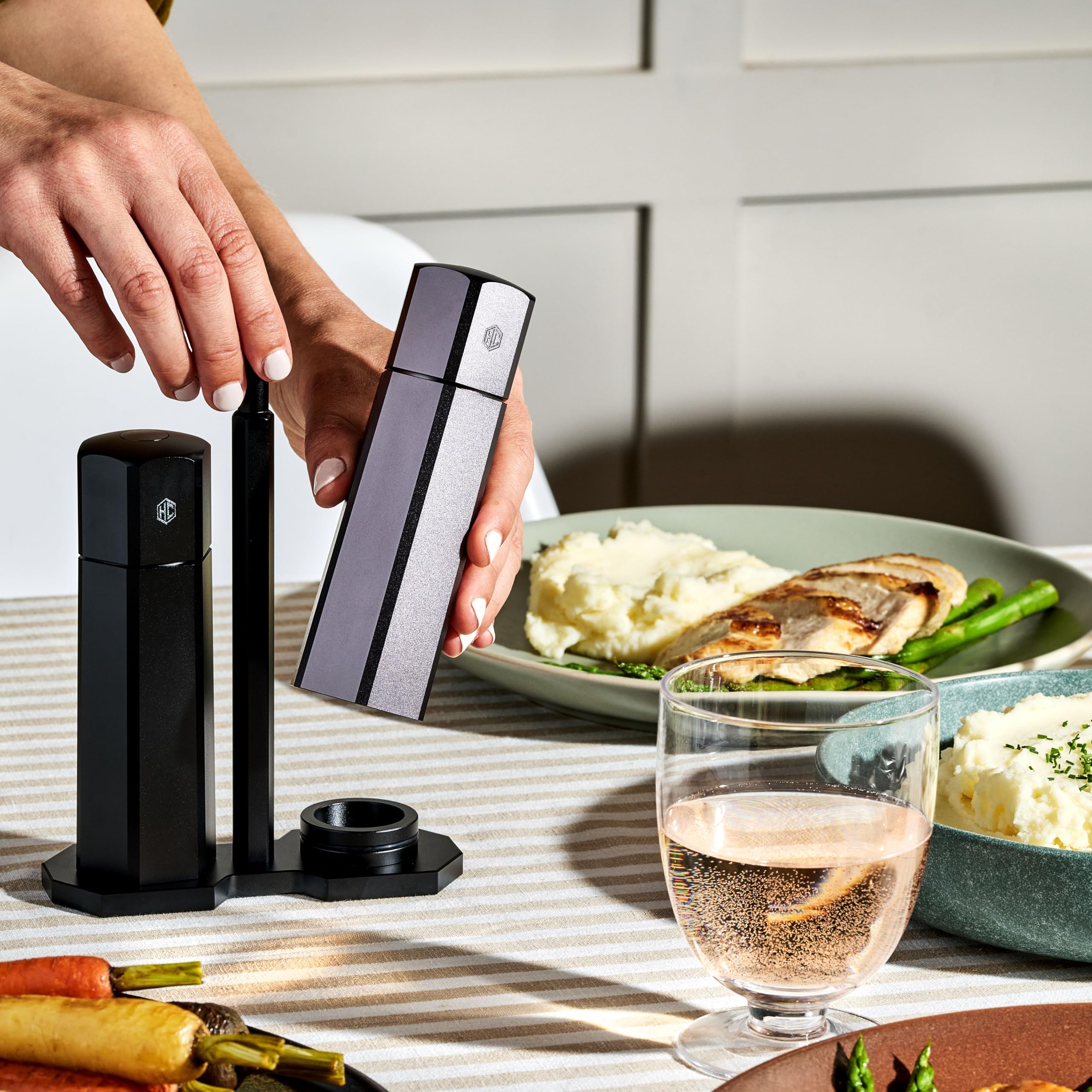 HexClad Salt and Pepper Mill Set with Adjustable Professional Grinders and No-Mess Caps